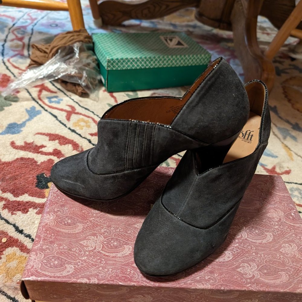 Sofft charcoal suede shoes, women's 8.5 (Euro 39.5)